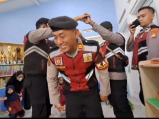 Anggota Polres Situbondo memperingati Hari Anak Nasional
