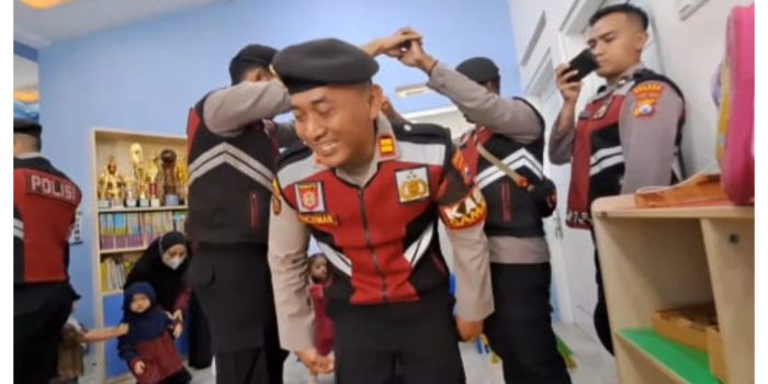 Anggota Polres Situbondo memperingati Hari Anak Nasional