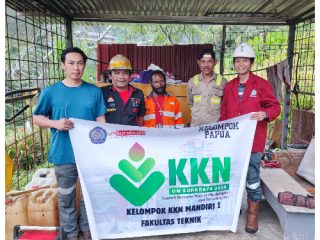 Mahasiswa Universitas Muhammadiyah Surabaya KKN di Papua Edukasi Bahaya Tarik Miring Crane, Pasang Prototipe Angle Limiter untuk Tingkatkan Keselamatan Kerja