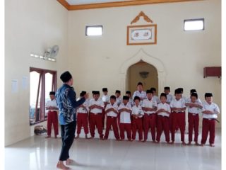 Siswa Siswi SDN Keplaksari Jombang Mendapat Pengajaran Sholat Dhuha Dari Mahasiswa KKN UM Surabaya