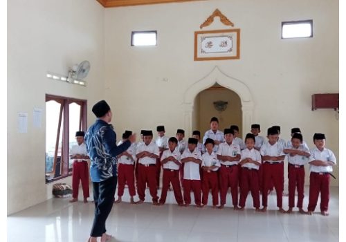 Praktik Sholat Dhuha siswa SDN Keplaksari Jombang