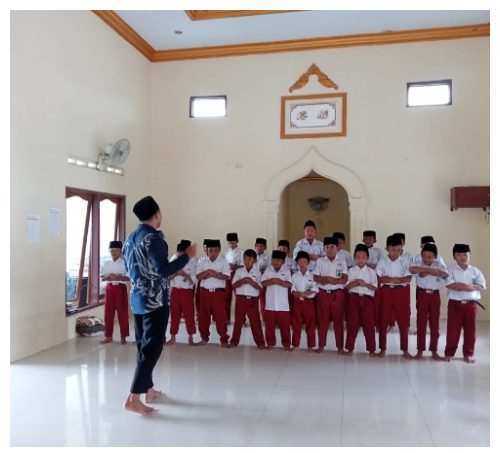 Praktik Sholat Dhuha siswa SDN Keplaksari Jombang